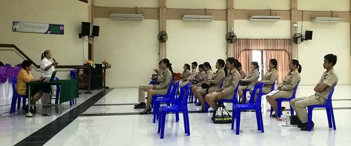B. K. Pinthip Yangchareon and Dr. Pintip Juntarathep talked to school teachers in the uniform of government officers about using values activities at schools.